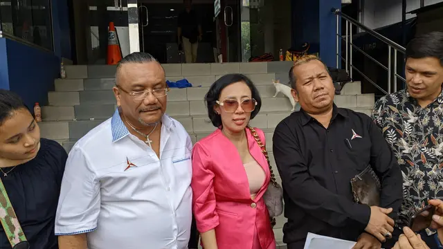 Dewi Sanca melaporkan seorang artis ke Polda Metro Jaya.