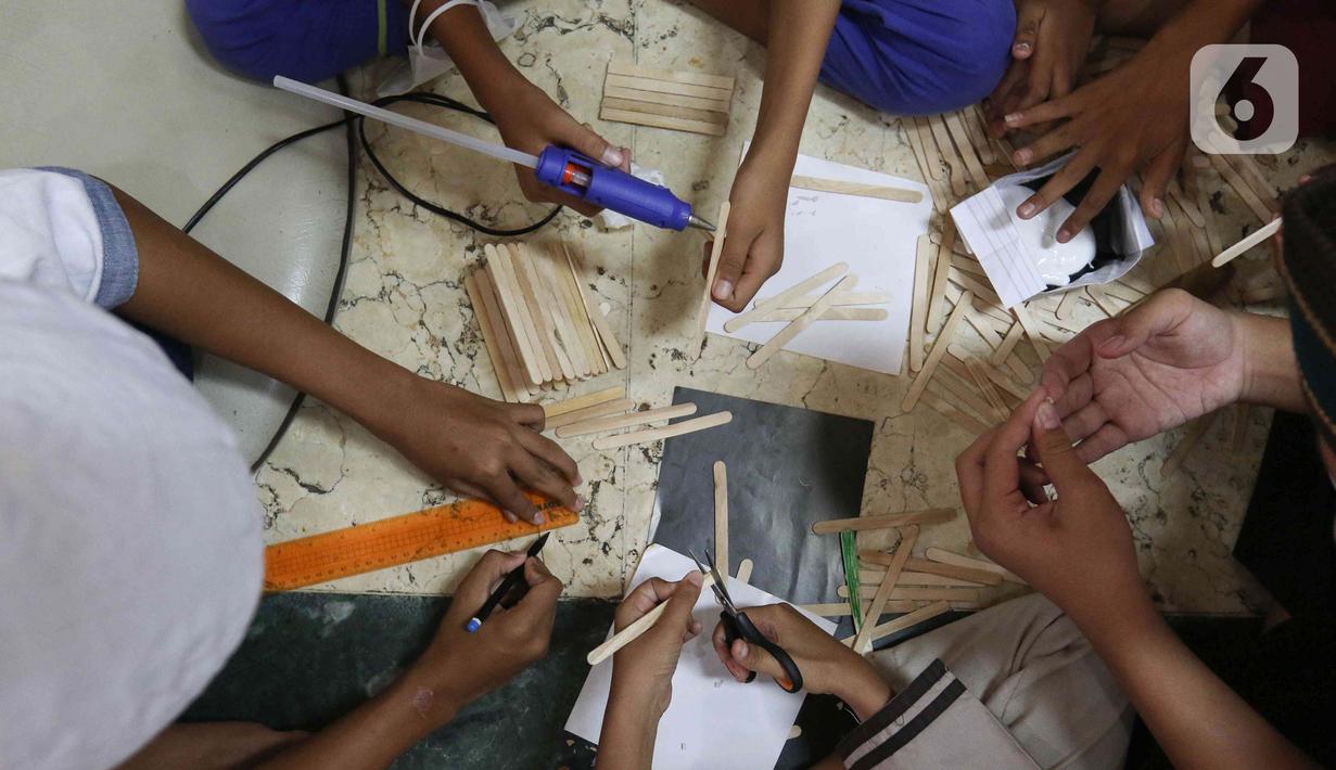 Peserta membuat kerajinan tangan saat mengikuti kegiatan Pesantren Kilat Ramadhan di Masjid Agung Sunda Kelapa, Menteng, Jakarta, Minggu (10/4/2022). Kegiatan Pesantren Kilat Ramadhan diselenggarakan dari hari ke-3 hingga hari ke-15 bulan Ramadhan. (Liputan6.com/Herman Zakharia)