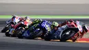 Pembalap Movistar Yamaha, Valentino Rossi (kedua kanan) memacu kendaraannya pada balapan MotoGP Aragon di Spanyol, Minggu (24/9). Juara dunia tujuh kali kelas MotoGP itu memulai balapan dari posisi tiga. (JAVIER SORIANO/AFP)