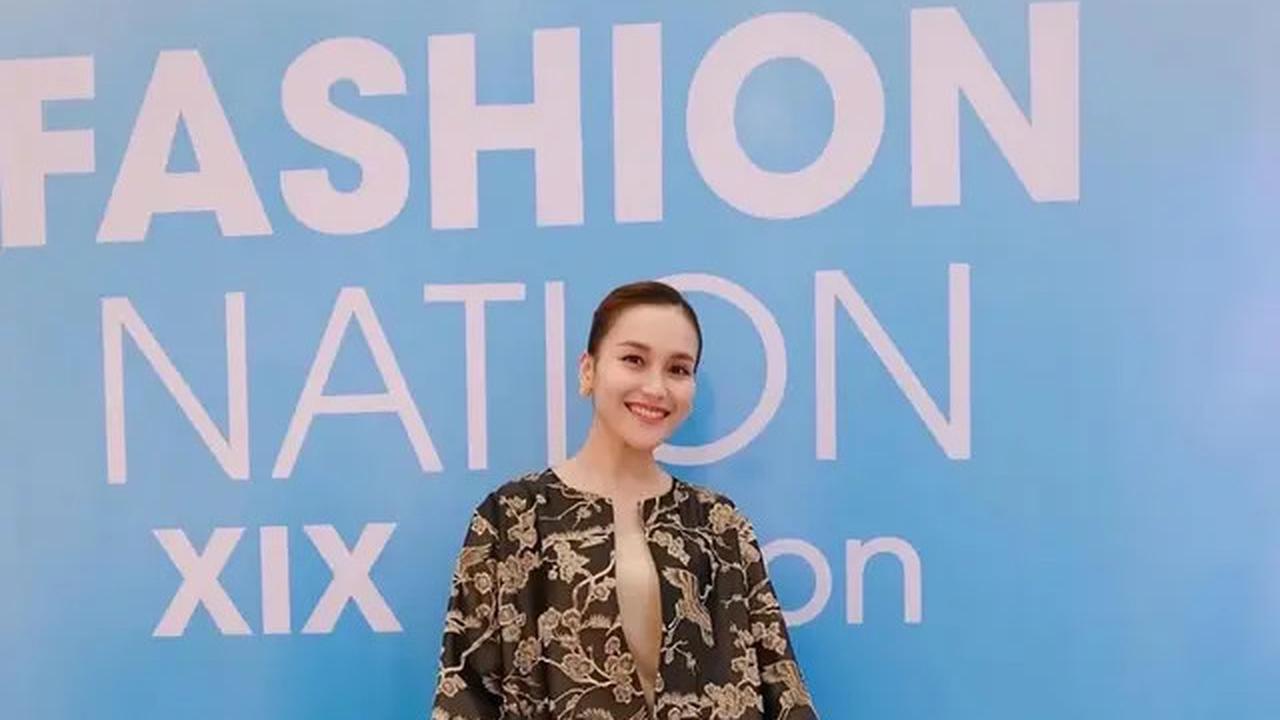 8 Potret Ayu Ting Ting Pakai Batik, Anggun dan Elegan di Berbagai Momen