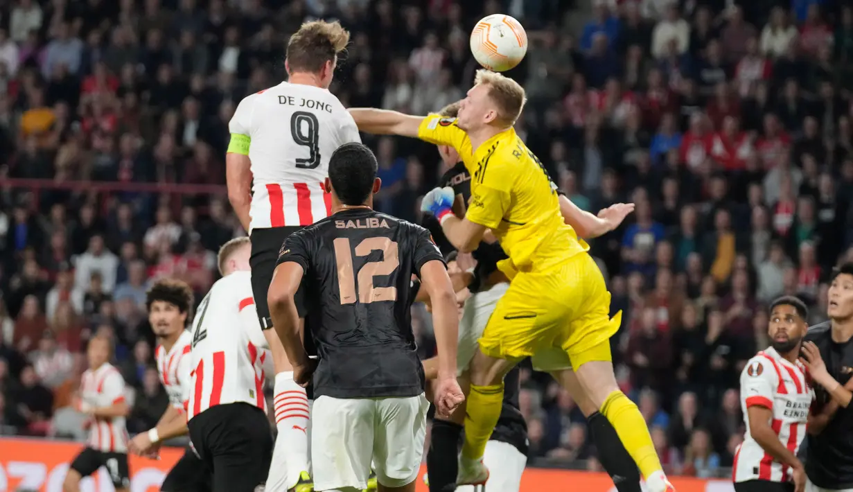 Pemain PSV Eindhoven Luuk de Jong mencetak gol gawang Arsenal pada pertandingan sepak bola Grup A Liga Europa di Stadion Philips, Eindhoven, Belanda, 27 Oktober 2022. Arsenal kalah 0-2 dari PSV Eindhoven. (AP Photo/Peter Dejong)