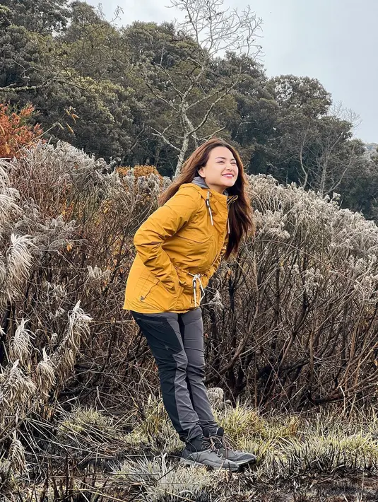 Beberapa foto memperlihatkan Nathalie Holscher dan Ladislao mengenakan outfit naik gunung. [Foto: Instagram/natahalieholscher]