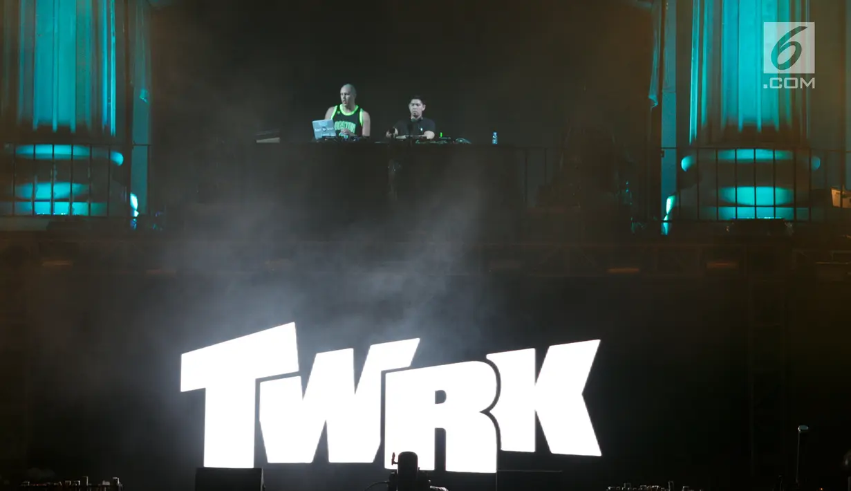 Penampilan TWRK, duo DJ asal New York pada SAGA Music Festival di Garuda Wisnu Kencana, Bali, 28 Desember 2017. Kali ini adalah pesta bagi pecinta musik EDM, SAGA Music Festival 2017 yang digelar untuk pertama kalinya. (Foto: Aldiviano Etnagara)