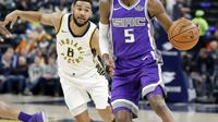 Guard Sacramento Kings, De'Aaron Fox (kiri), melewati penjagaan penggawa Indiana Pacers Cory Joseph, pada lanjutan NBA. (AP Photo/Michael Conroy)