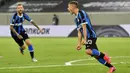 Pemain Inter Milan Nicolo Barella (kanan) melakukan selebrasi usai mencetak gol ke gawang Bayer Leverkusen pada perempat final Liga Europa di Duesseldorf Arena,  Dusseldorf, Jerman, Senin (10/8/2020). Inter Milan melaju ke semifinal usai mengalahan Bayer Leverkusen 2-1. (AP Photo/Martin Meissner)