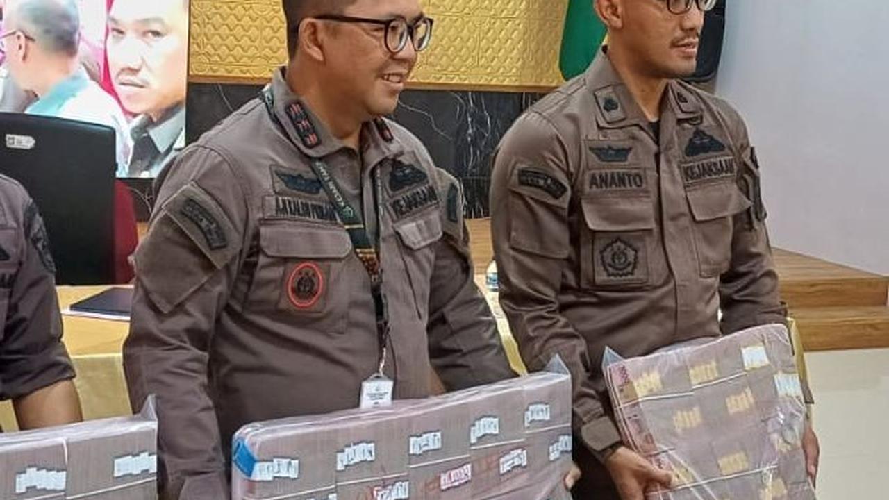 Penampakan Tumpukan Uang Rp7,5 Miliar Dalam Plastik Dikembalikan 2 Tersangka Korupsi Bank Jatim