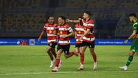 Madura United dalam pertandingan melawan Persebaya Surabaya di Stadion GBT, Surabaya, 17 April 2026. (Dok. ileague.id)