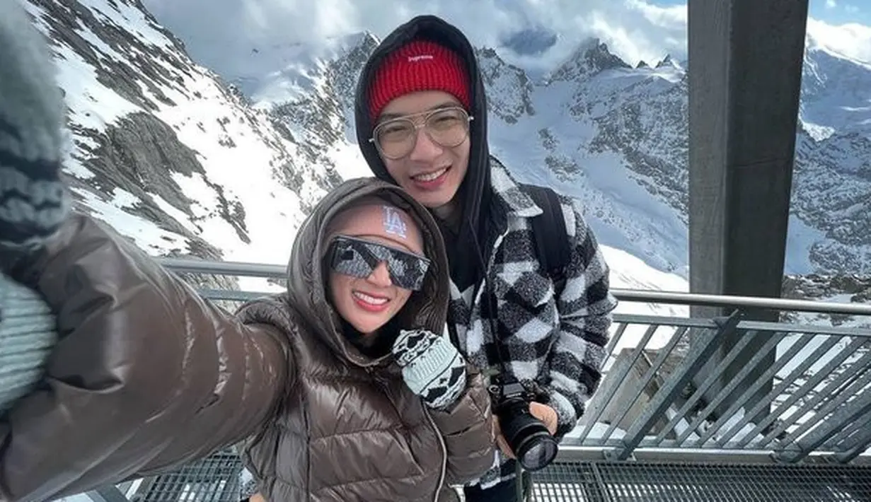 <p>Pasangan ini sempat dikabarkan putus. Namun beredar kabar jika Wika Salim dilamar Max Adam saat sedang liburan di Paris. [Foto: instagram.com/wikasalim]</p>