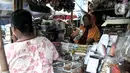 Pedagang jamu rempah-rempah melayani pembeli di Pasar Jatinegara, Jakarta, Kamis (26/3/2020). Merebaknya pandemi virus corona COVID-19 membuat penjualan jamu rempah-rempah seperti jahe, temulawak, dan kunyit meningkat pesat. (merdeka.com/Iqbal S. Nugroho)
