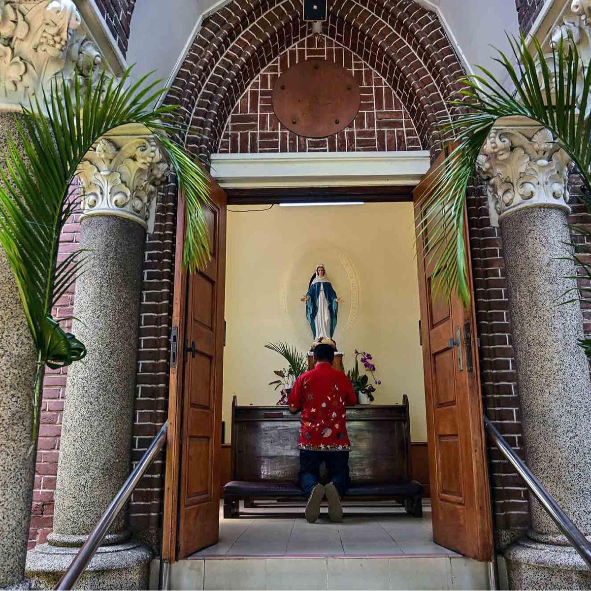 FOTO: Berlangsung Khidmat, Prosesi Minggu Palma di Gereja Bunda Maria Surabaya