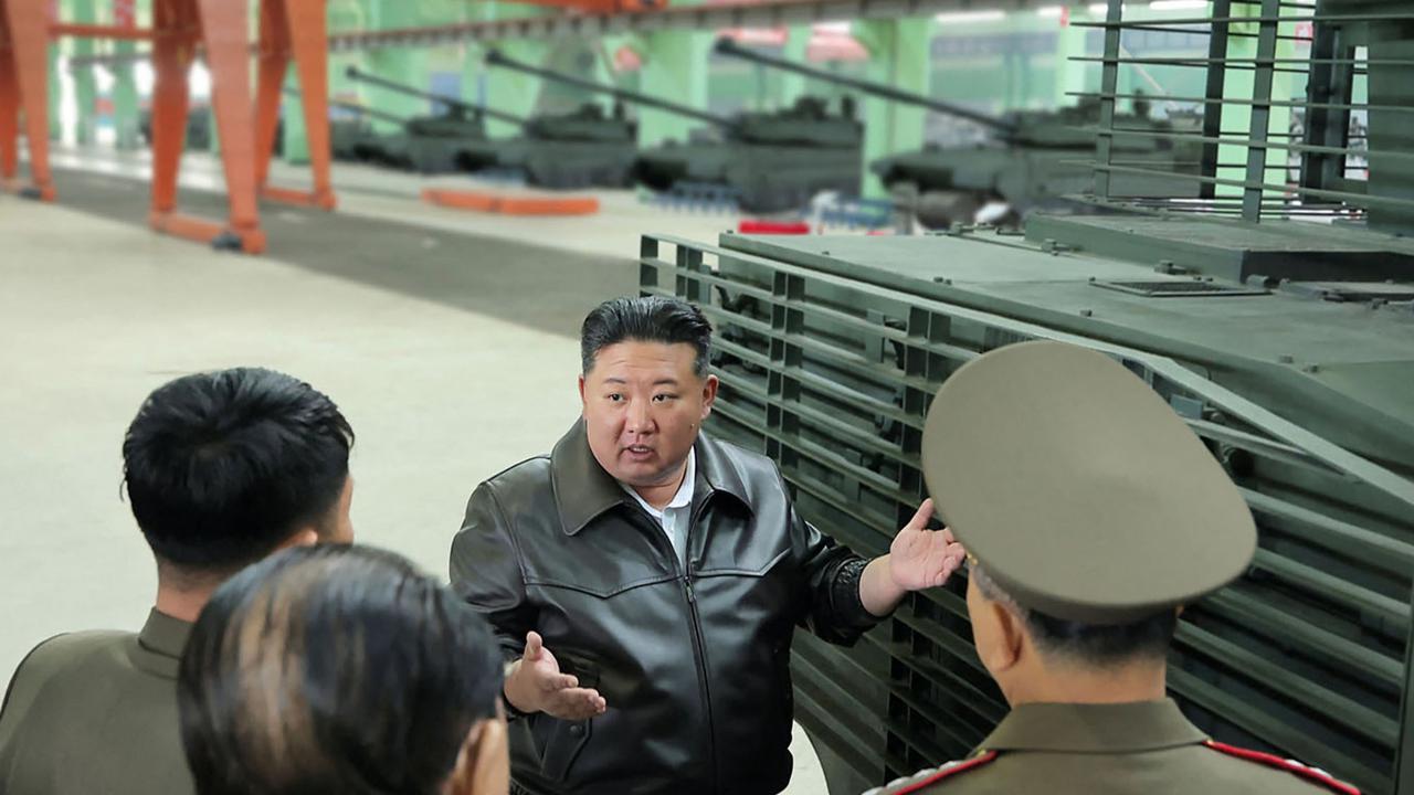 FOTO: Kunjungan Presiden Korut Kim Jong Un ke Pabrik Tank yang “Dirahahasiakan”