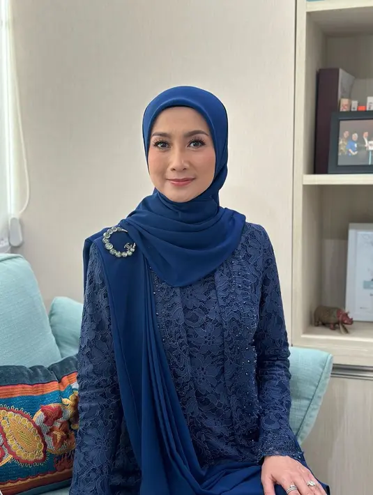 Desy Ratnasari juga kembali dilantik jadi anggota DPR RI. Di hari pelantikannya, Desy tampil cantik kenakan kebaya kutubaru brokat warna biru yang senada dengan hijabnya. Kebaya tersebut dilengkapi dengan selendang yang menambah elegansi dari sang artis. [@desyratnasariterdepan].