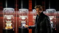 Momen Abel Xavier menunjuk trofi di museum Benfica. (Bagaskara Lazuardi/Bola.com)