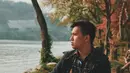 Saat liburan di Korea Selatan, Joshua terlihat kece dengan pose yang sedang naik sepeda. Ia kini tampil dengan kemeja yang dipadukan dengan jaket parka dan celana panjang. (Liputan6.com/IG/@jojosuherman)