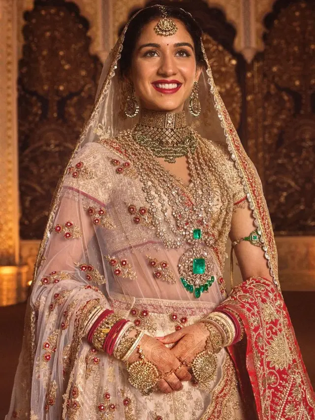 Penampilan Radhika Merchant di Hari Pertama Pernikahanya Bersama Anant Ambani. [@luismonteirophotography]