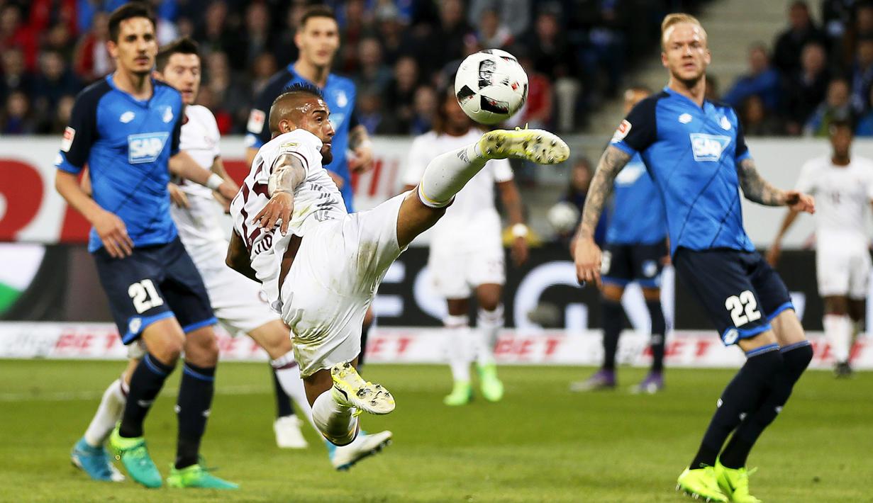 Pemain Bayern Munich, Arturo Vidal (tengah) menghadang bola saat timnya melawan TSG 1899 Hoffenheim pada lanjutan Bundesliga Jerman di Rhein-Neckar-Arena, Sinsheim, Selasa(4/4/2017). Hoffenheim menang 1-0. (EPA/Ronald Wittek)