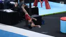 Pesenam muda Indonesia, Ritung Ken melakukan lompatan pada laga Kejuaraan Senam Artistik Junior Asia ke-15 di Istora Senayan, Jakarta, Rabu (25/4). Di ajang ini, Indonesia menurunkan 10 atlet, lima putra dan lima putri. (Liputan6.com/Helmi Fithriansyah)