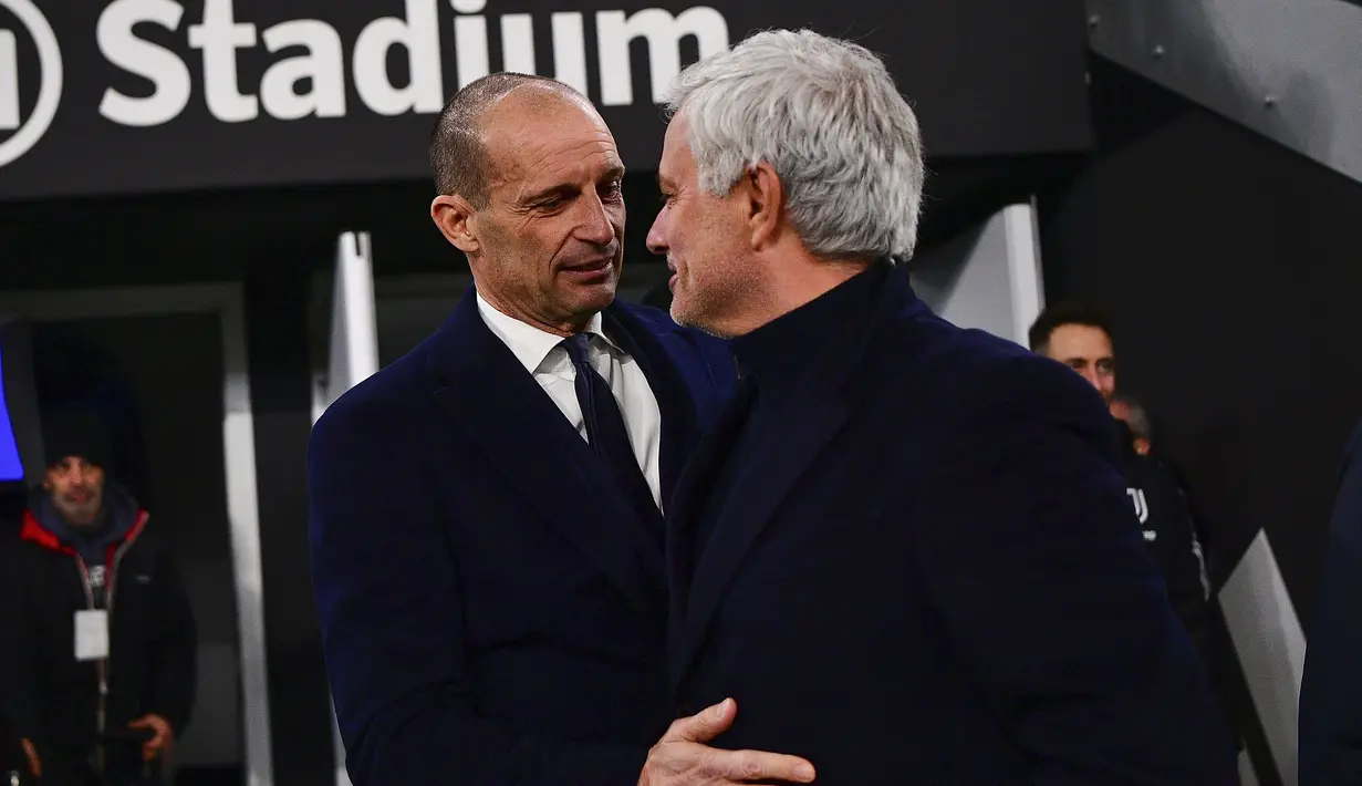 Pelatih Juventus, Massimiliano Allegri (kiri) dan pelatih AS Roma, Jose Mourinho saling berpelukan sebelum dimulainya laga pekan ke-18 Serie A Liga Italia 2023/2024 di Allianz Stadium, Turin, Sabtu (30/12/2023) malam waktu setempat. (LaPresse via AP Photo/Marco Alpozzi)