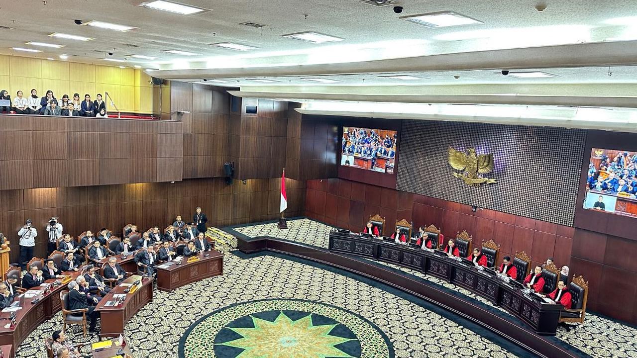 Berikutnya, pada Dapil Jabar VII suara PPP versi KPU hanya mendapat 84.324. Padahal versi PPP harusnya mendapatkan 92.824 suara. Sedangkan di Dapil tersebut Suara Garuda versi KPU tercatat 8779. Padahal versi PPP hanya 279 suara.<br>