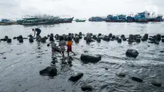 Anak-anak bermain di pesisir laut Jakarta, Kamis (9/1/2020). Pemprov DKI Jakarta melalui Dinas Sumber Daya Air (SDA) memetakan kawasan yang rawan diterjang banjir rob selama cuaca ekstrem melanda Jakarta pada 9 hingga 12 Januari 2020. (merdeka.com/Imam Buhori)