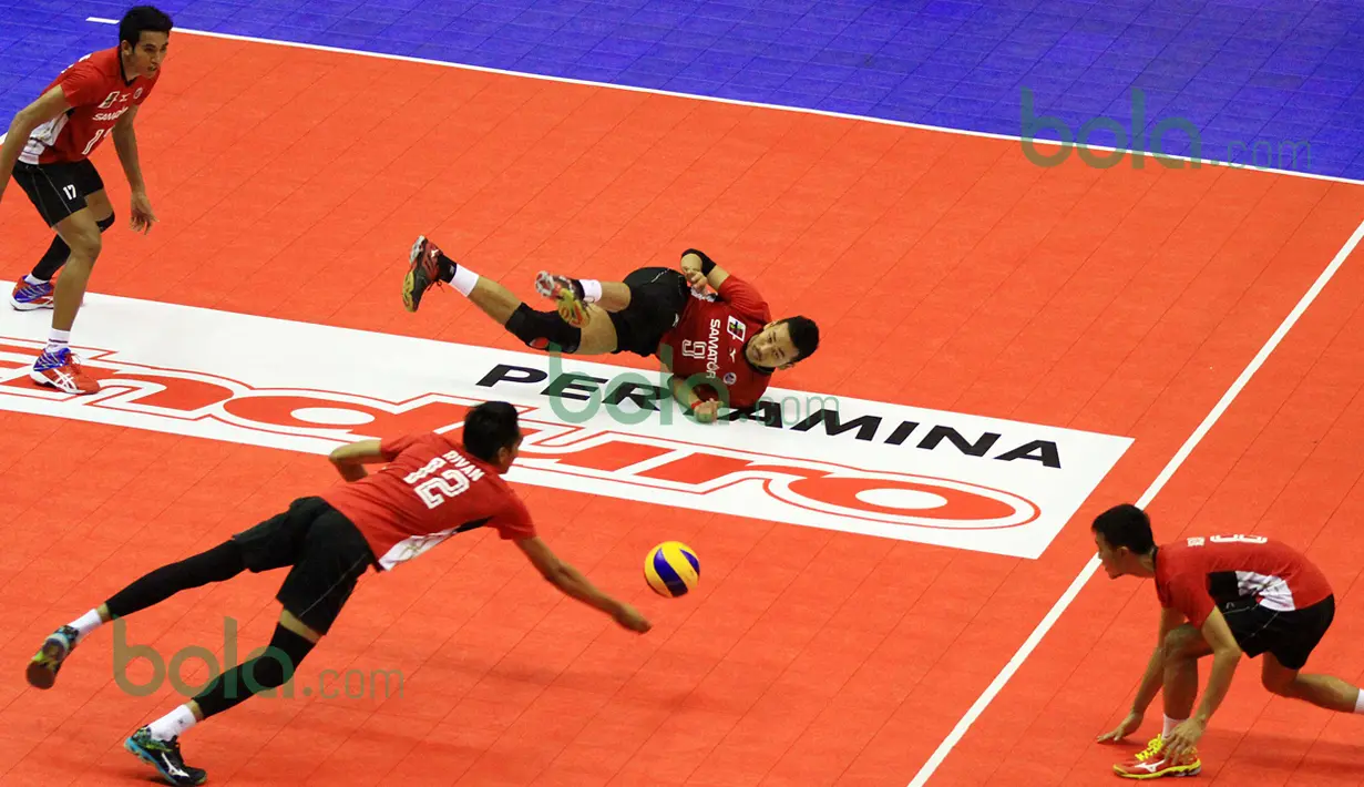 Para pemain Surabaya Semator jatuh bangun menjangkau bola saat melawan Palembang Bank Sumsel Babel pada putaran pertama Proliga 2016 di GOR Ken Arok, Malang, Sabtu (20/2/2016). (Bola.com/Nicklas Hanoatubun)