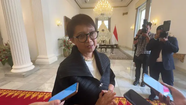 Menteri Luar Negeri RI Retno Marsudi menerima penghargaan dari pemerintah Palestina melalui Utusan Khusus Presiden Palestina, Riyad Al Maliki di Gedung Pancasila, Jakarta, Senin (19/8/2024). (Liputan6/Benedikta Miranti)
