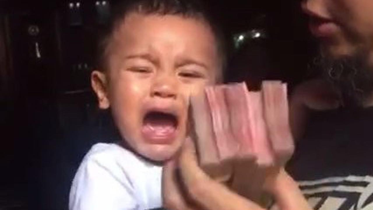 Momen Lawas Muhammad Ali Anak Mulan Jameela & Ahmad Dhani Menangis Ramai Disorot, Diam saat Diberi Uang Gepokan