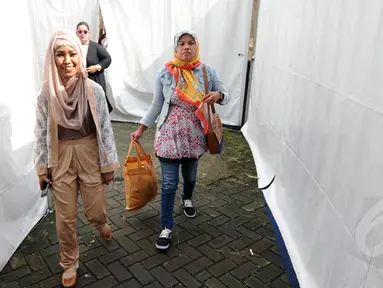 Pemenang pertama ajang Music Video Contest, Wiwi Handayani (kiri) usai tampil di panggung inBox SCTV di Cibinong Square, Bogor, Jumat (30/1/2015). (Liputan6.com/Helmi Fithriansyah)