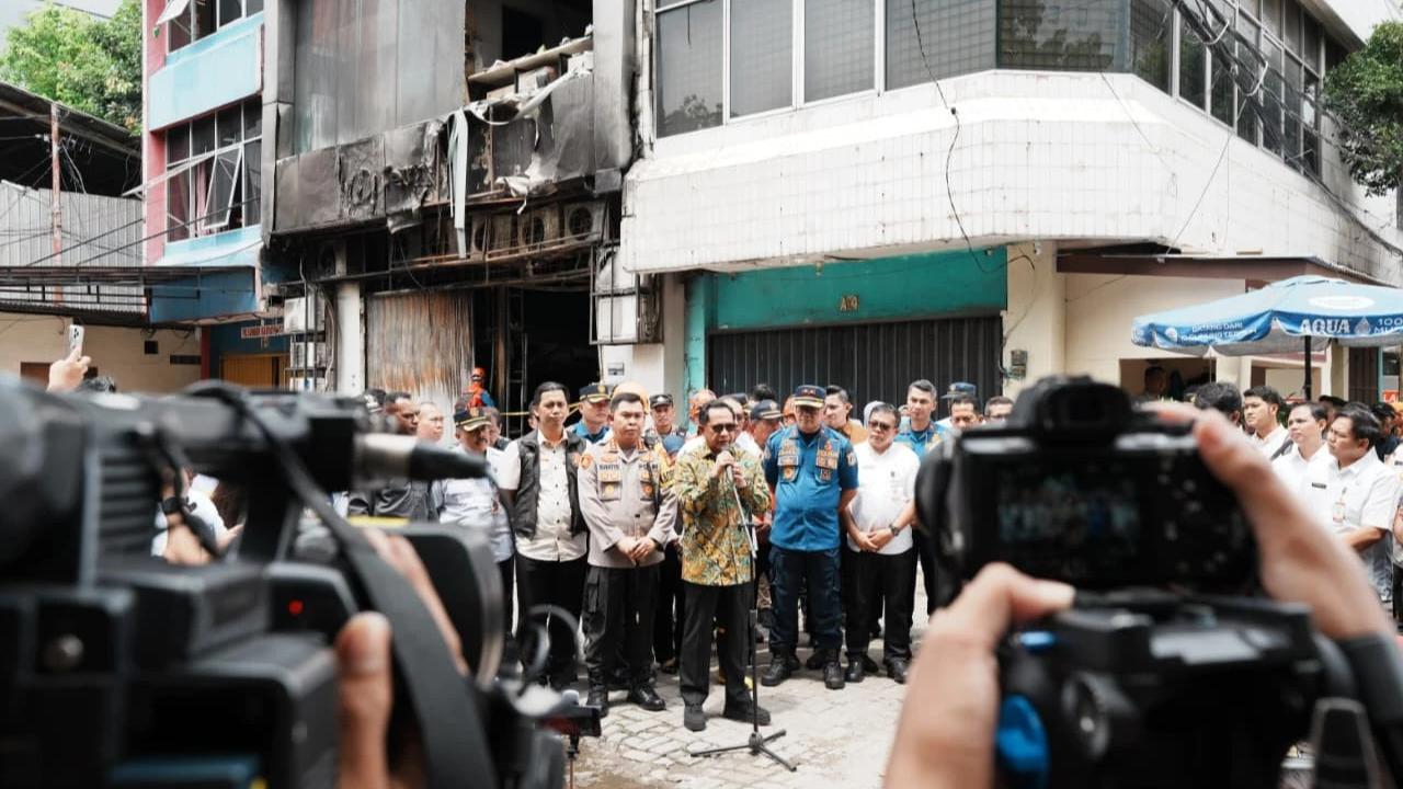 Mendagri Tito Karnavian meninjau lokasi kebakaran di Gedung Terra Drone, Kemayoran, Jakarta Pusat