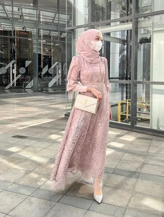 <p>Tampil feminin dengan dress model A Line seperti yang dikenakan selebgram Meira satu ini. Dress kombinasi satin, brokat, dan mutiara ini memberikan kesan yang elegan. (Instagram/meiraniap).</p>
