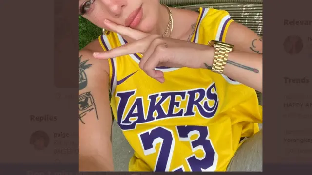 Halsey saat mengenakan kaos LA Lakers