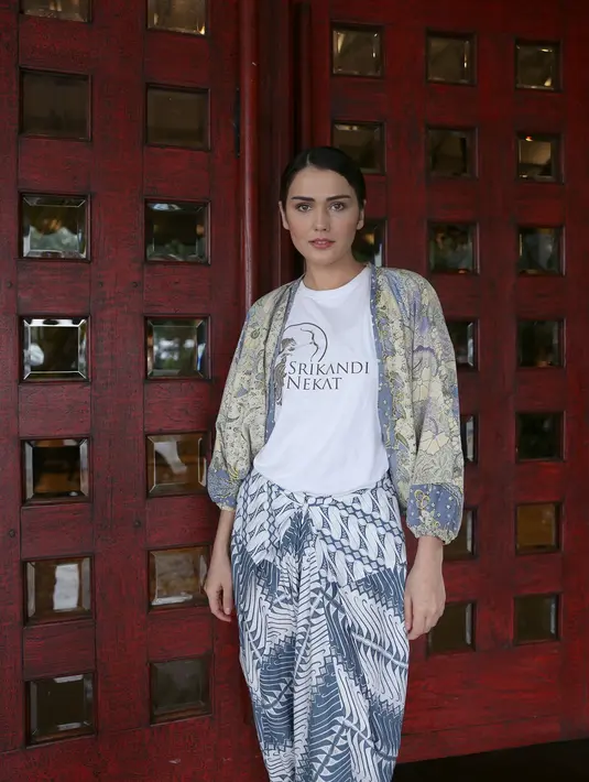 Bukan hal mudah bermain sebagai wayang orang. Bahkan, perempuan kelahiran Uzbekistan 28 tahun silam itu mengaku sempat putus asa lantaran sulitnya saat memainkan. (Daniel Kampua/Bintang.com)