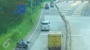 Pengendara motor berusaha memutar arah setelah memasuki Tol Ulujami - Serpong, Tangerang Selatan, Jumat (14/4). Minimnya rambu dan penjagaan petugas, membuat pengendara motor tersebut terjebak masuk ke jalur menuju pintu Tol. (Liputan6.com/Helmi Afandi)