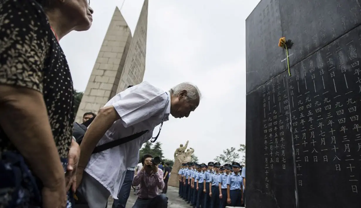 Seorang memberikan penghormatan untuk orang-orang yang gugur di Aviation Martir Memorial dalam peringatan 69 tahun kemenangan rakyat Tiongkok melawan Jepang di Perang Dunia II, Nanjing, (3/9/2014). (AFP PHOTO/STR)