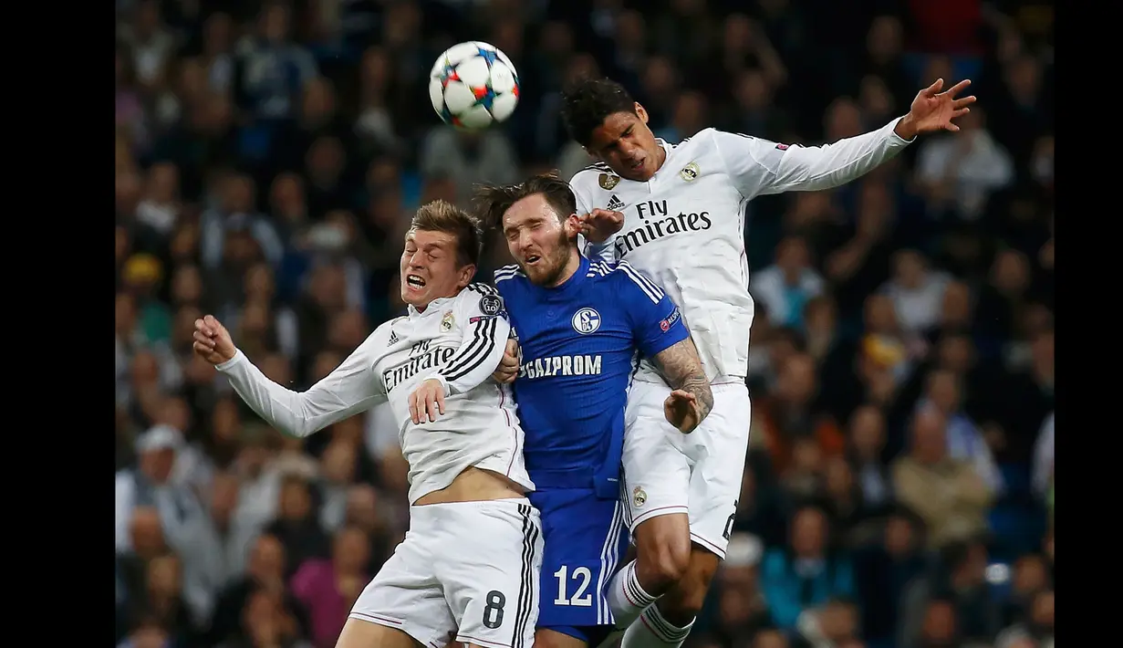 Duel panas terjadi di leg kedua 16 besar Liga Champions antara Real Madrid dengan Schalke 04 di Stadion Santiago Bernabeu, Madrid, Spanyol, (10/3/2015). Schalke 04 Menang 4-3 atas Real Madrid. (Reuters/Susana Vera)