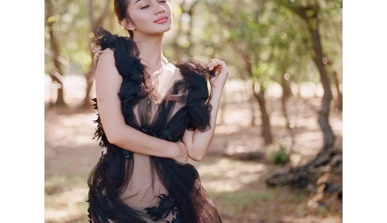 Naked dress warna hitam juga membuat Ariel Tatum semakin mempesona. Bukan berlatar karpet merah, ia berfoto dengan backgorund pepohonan dengan dress yang memukau (Foto: Instagram @arieltatum)