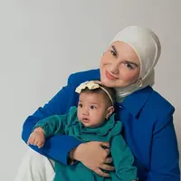 Irish Bella sempat menamai putrinya dengan Asma Puti Sabai Akbar. Nama yang diberikan tak lama setelah kelahiran anak keduanya. Namun selang beberapa bulan, Irish dan Ammar Zoni justru memutuskan mengganti nama anak mereka menjadi Amala Puti Sabai Akbar. (Liputan6.com/IG/@_irishbella_)