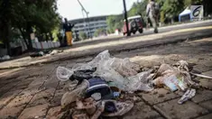 Sampah terlihat di area Stadion Utama Gelora Bung Karno setelah laga Final Piala Presiden 2018, Jakarta, Minggu (18/2). Kebanyakan sampah yang ada adalah bungkus makanan dan botol minuman yang dibiarkan tercecer begitu saja. (Liputan6.com/Faizal Fanani)