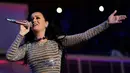 Tampil dengan imej seksi, penyanyi Katy Perry akan mendukung calon Presiden Hilary Clinton. Bahkan ia mengajak untuk membawa perubahan di dunia. Ia mengunggah foto tanpa busana melalui Instagram dan twitter. (AFP/Bintang.com)