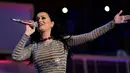 Tampil dengan imej seksi, penyanyi Katy Perry akan mendukung calon Presiden Hilary Clinton. Bahkan ia mengajak untuk membawa perubahan di dunia. Ia mengunggah foto tanpa busana melalui Instagram dan twitter. (AFP/Bintang.com)