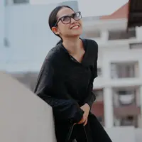 Ilustrasi perempuan muda bahagia. (c) Fimela/Adrian Utama Putra