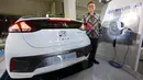President Director of Hyundai Motors Indonesia Sung Jong Ha berpose di depan mobil Hyundai IONIQ Electric di Bandara Soetta, Tangerang Senin (27/1/2020). Komitmen Grab dan Hyundai mendukung visi pemerintah dalam mengembangkan ekosistem kendaraan listrik. (Liputan6.com/Fery Pradolo)