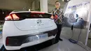 President Director of Hyundai Motors Indonesia Sung Jong Ha berpose di depan mobil Hyundai IONIQ Electric di Bandara Soetta, Tangerang Senin (27/1/2020). Komitmen Grab dan Hyundai mendukung visi pemerintah dalam mengembangkan ekosistem kendaraan listrik. (Liputan6.com/Fery Pradolo)