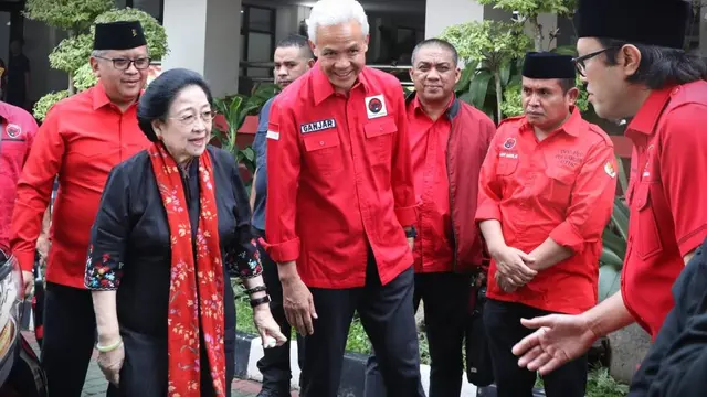 Ketua Umum PDIP Megawati Soekarnoputri bersama bakal calon presiden Ganjar Pranowo, serta Sekjen PDIP Hasto Kristiyanto