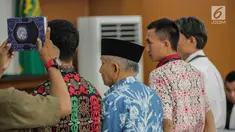 Ketua Dewan Kehormatan Partai Amanat Nasional (PAN), Amien Rais saat disumpah menjadi saksi dalam persidangan kasus berita bohong atau hoaks dengan terdakwa Ratna Sarumpaet di Pengadilan Negeri Jakarta Selatan, Kamis (4/4). Sidang kali ini beragendakan pemeriksaan saksi. (Liputan6.com/Faizal Fanani)