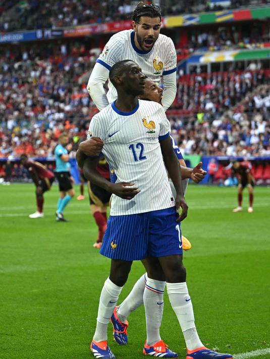 Pada menit ke-85, tendangan pemain Prancis Randal Kolo Muani berbelok masuk usai membentur Jan Vertonghen. (OZAN KOSE/AFP)