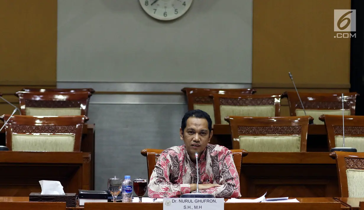 Capim KPK Nurul Ghufron menyampaikan pendapatnya saat mengikuti uji kelayakan dan kepatutan dengan Komisi III DPR di Kompleks Parlemen, Jakarta, Rabu (11/9/2019). Ghufron mengatakan pemberian SP3 oleh KPK dapat memperbaiki kekeliruan dalam kinerja lembaga antirasuah itu. (Liputan6.com/JohanTallo)