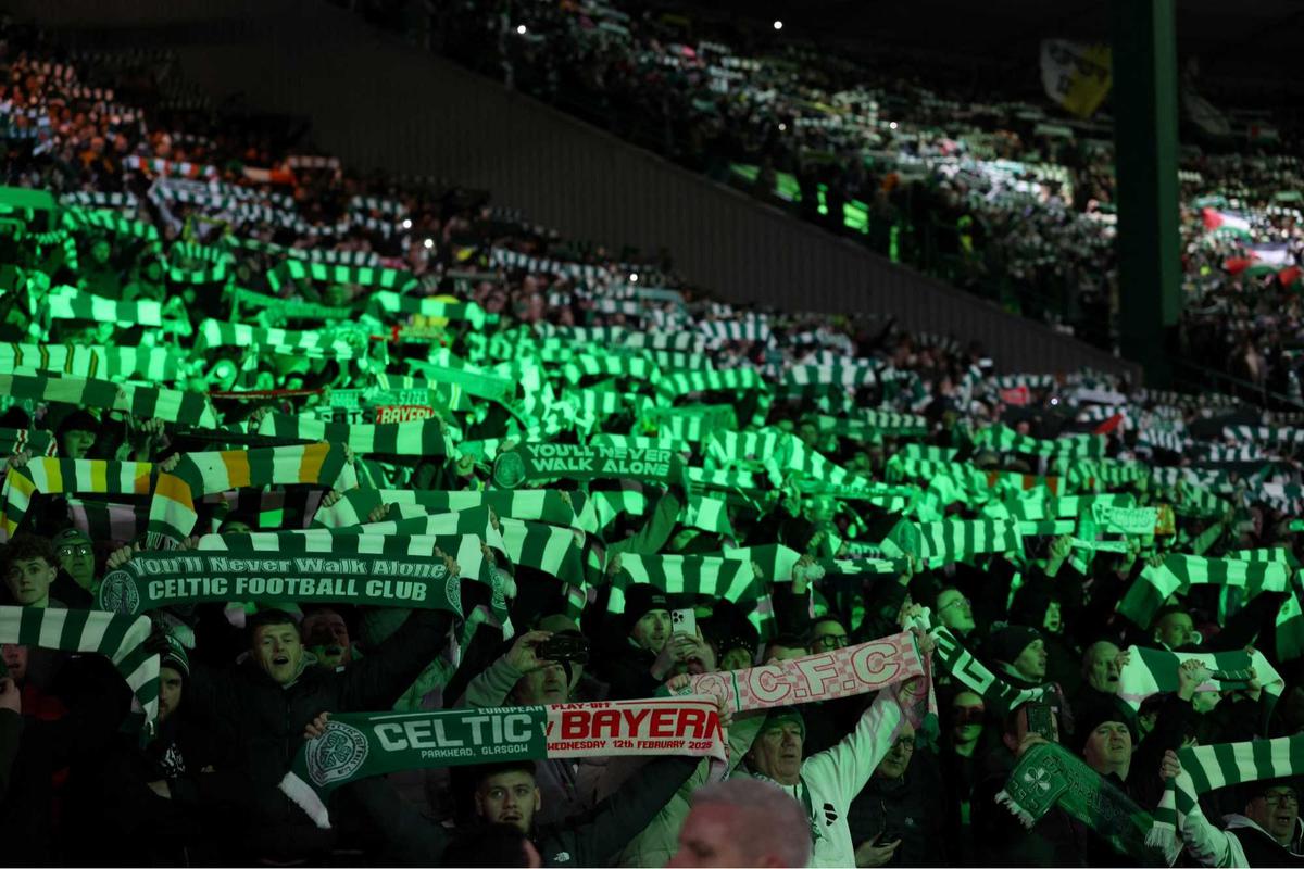 Suporter Green Brigade Celtic Bentangkan Spanduk Kecam Israel