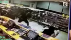 Para pengunjung toko berlarian saat rak dan dvd jatuh dan ambruk.