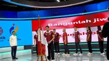I Gede Siman Sudartawa mencium bendera dalam acara pelepasan kontingen Akuatik Indonesia menuju Asian Games 2026 di Gedung The Convergence Indonesia, Jakarta, Selasa (15/9/2026) sore WIB. (Bola.com/Hery Kurniawan)